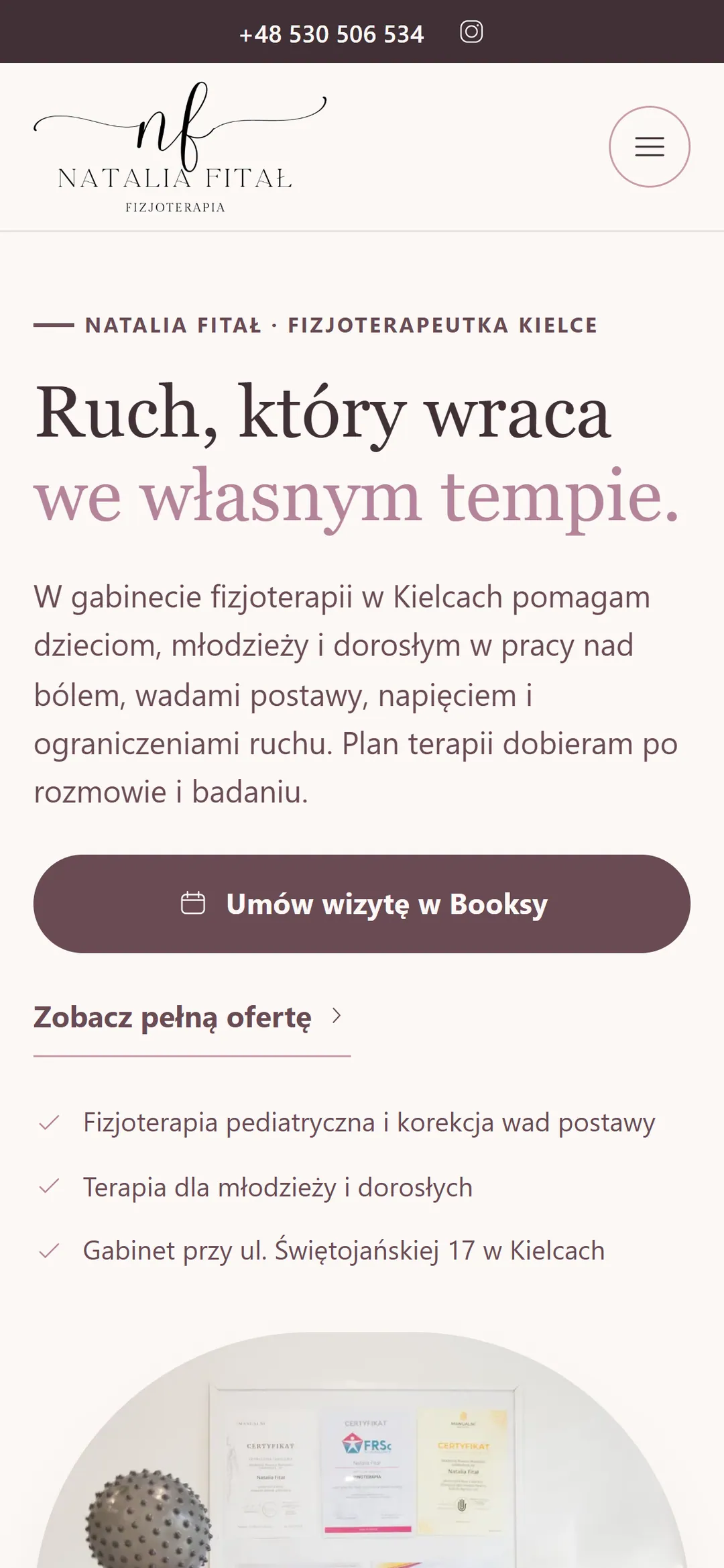 Strona FizjoNatka na telefonie z przyciskiem rezerwacji w Booksy