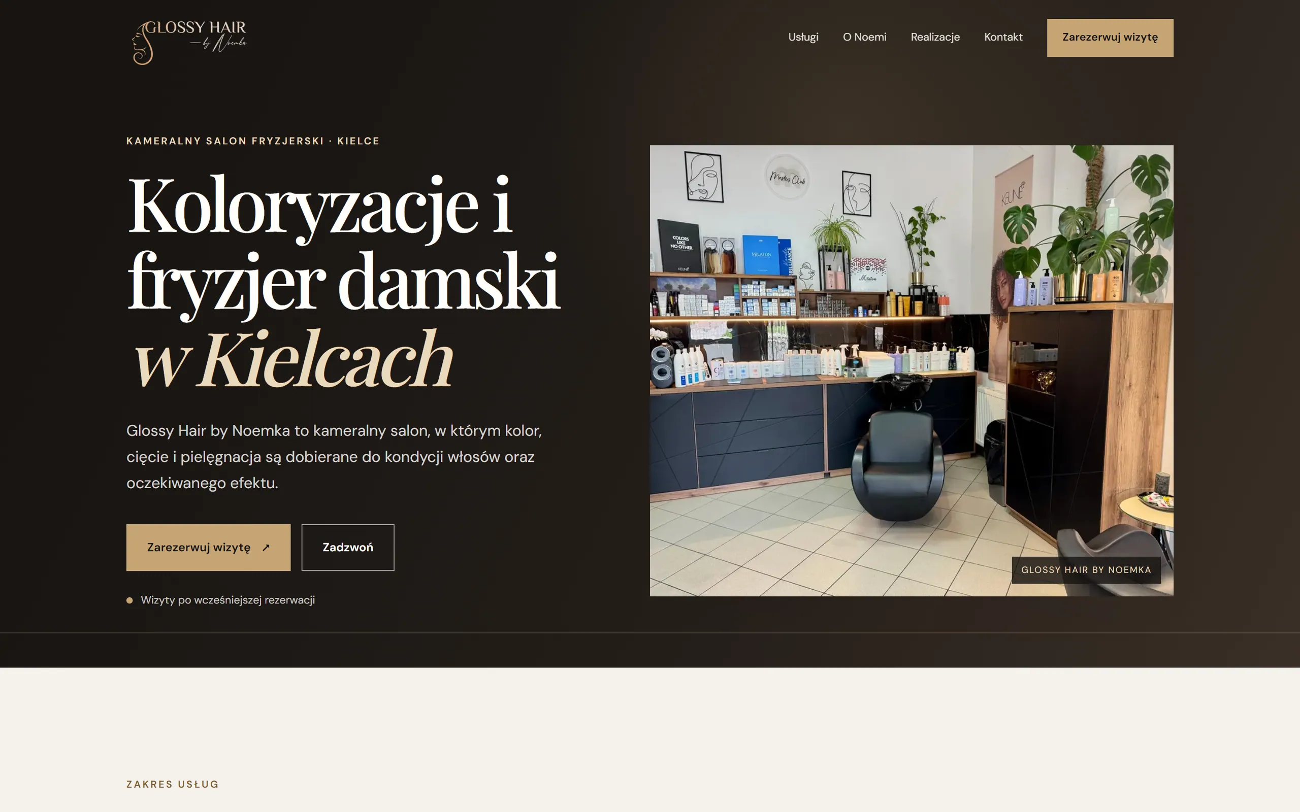 Strona Glossy Hair by Noemka na komputerze — nagłówek „Koloryzacje i fryzjer damski w Kielcach” i zdjęcie salonu